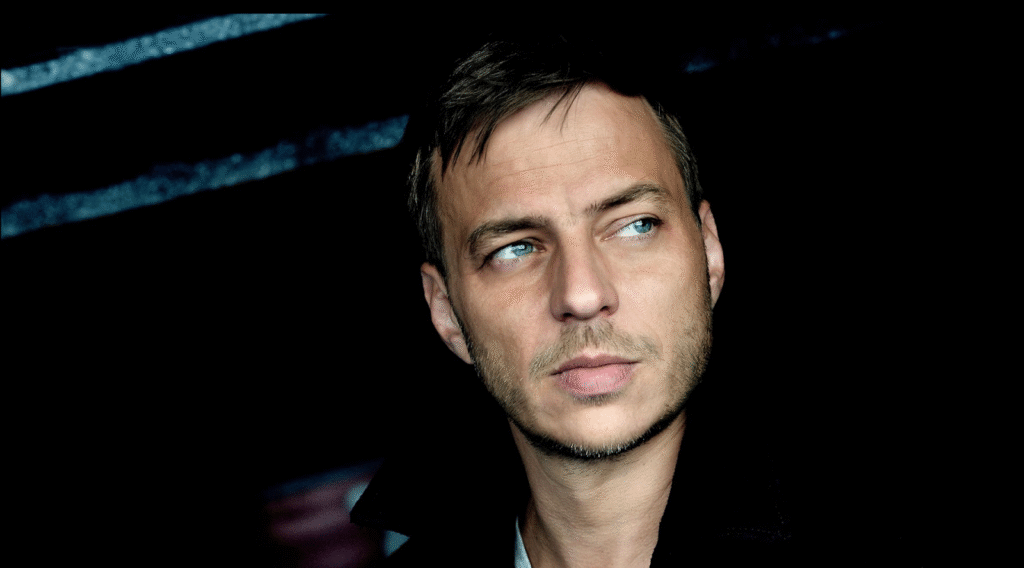 O ator alemão Tom Wlaschiha participa da CCXP25 nos dias 04 e 05 de dezembro.