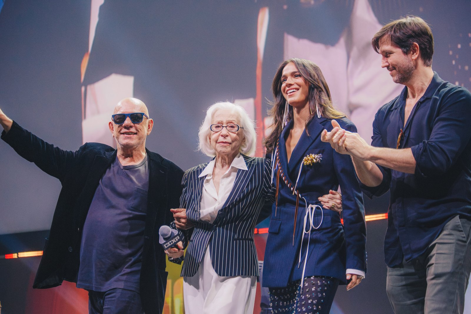 CCXP25: Fernanda Montenegro, e Bruna Marquezine se emocionam em reencontro histórico; “Estamos juntas além da vida”