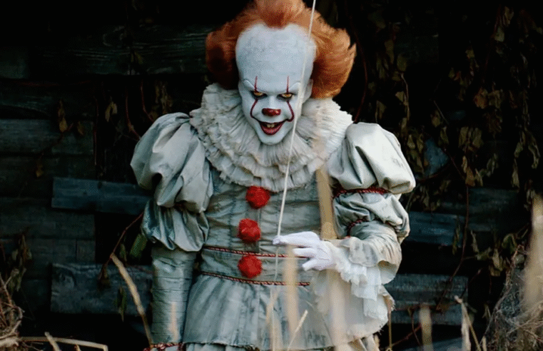 Warner Transforma CCXP em Westeros e Derry: Veja o Traje de Supergirl e a Ordenação de ‘O Cavaleiro dos Sete Reinos’