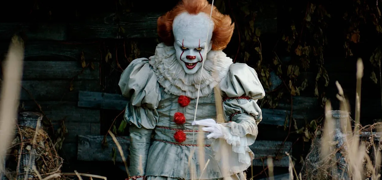 Warner Transforma CCXP em Westeros e Derry: Veja o Traje de Supergirl e a Ordenação de ‘O Cavaleiro dos Sete Reinos’